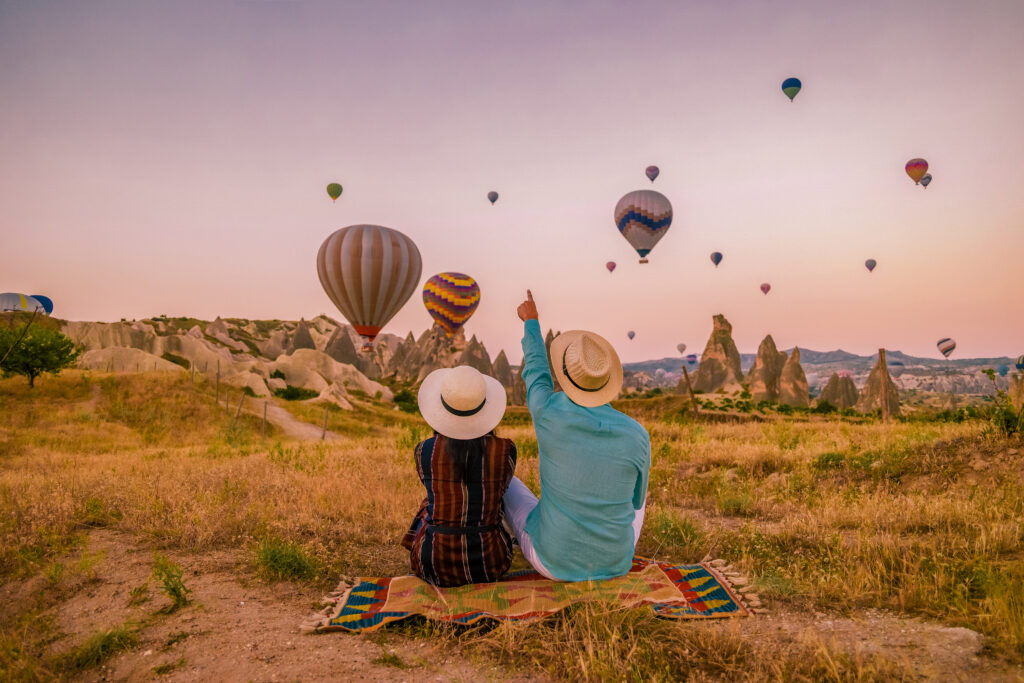 Couple Looking at hot air balloons. Mental health blog in blaine mn