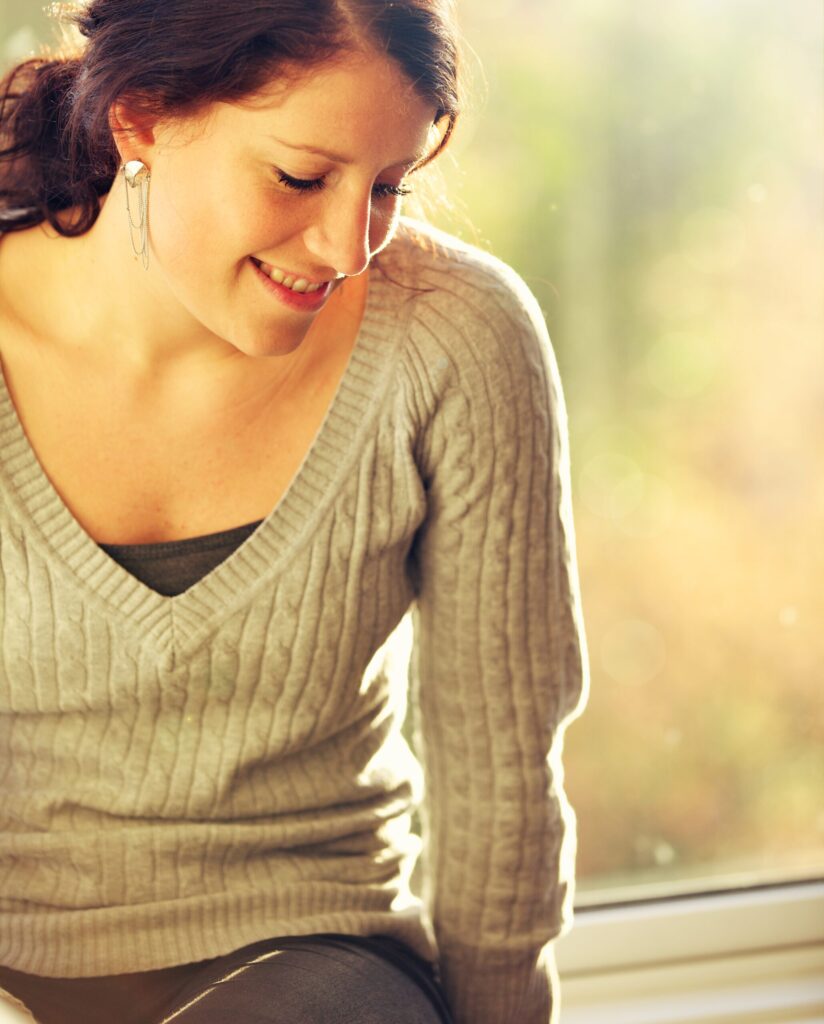 Therapy for anxiety in Blaine MN woman sitting outside