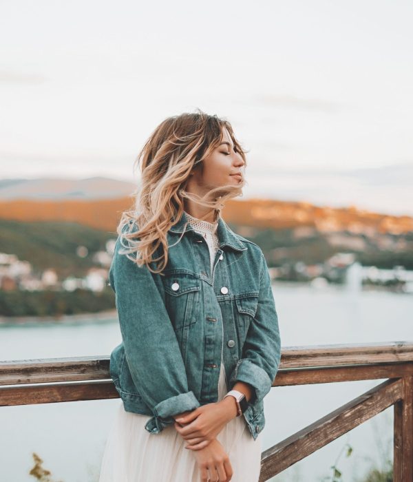 beauty-woman-is-traveling-portrait-near-lake-and-2026-01-05-23-18-44-utc