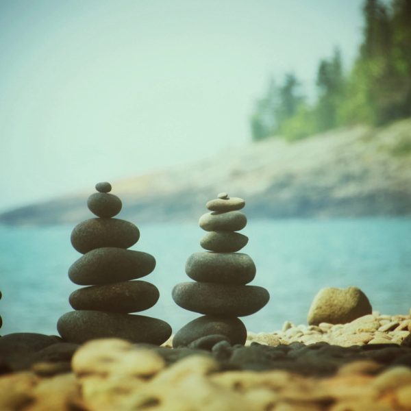 rock-cairns-standing-on-the-rocky-shore-of-lake-su-2026-03-09-03-23-05-utc